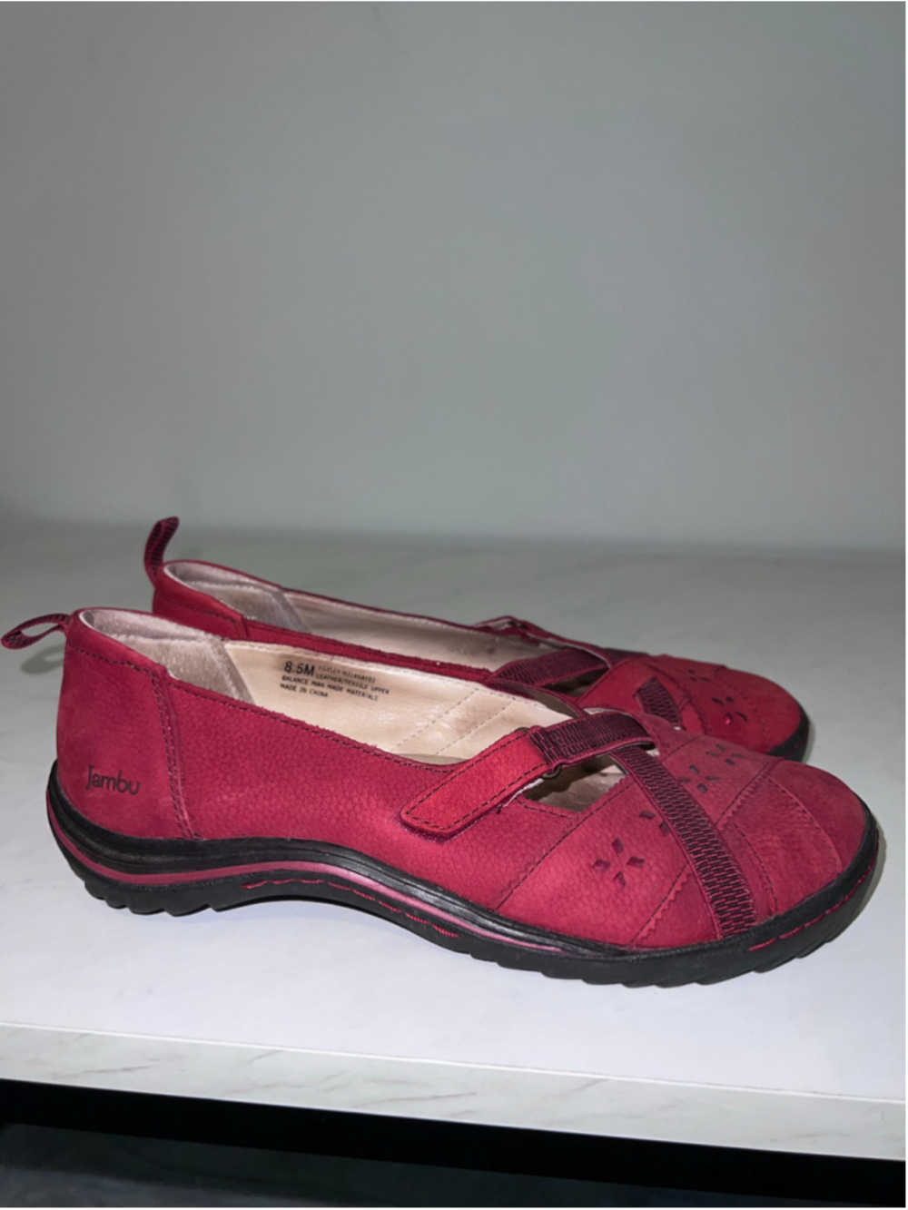 Women's Jambu Flats Size 8.5 Red and Black